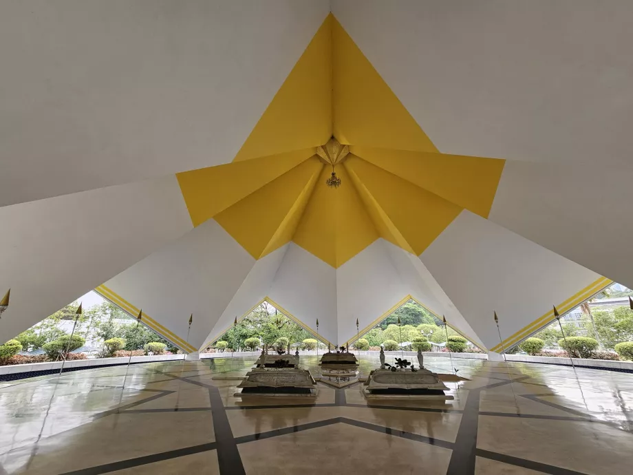 Национална джамия, гробница Makam Pahlawan