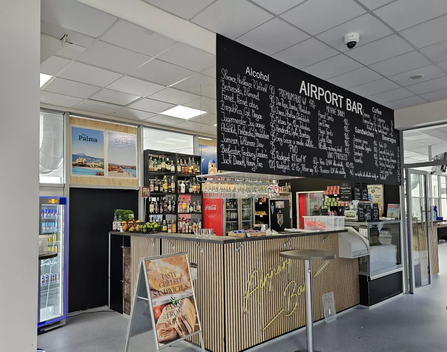 Летищен бар след проверка за сигурност