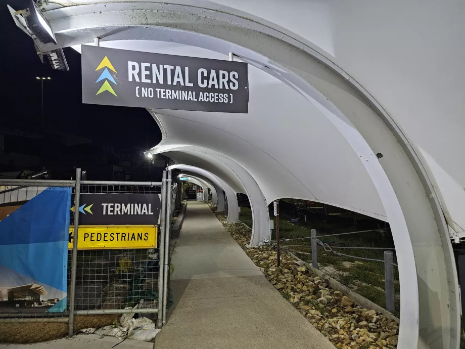Пешеходна пътека за коли под наем на летище Newcastle Airport