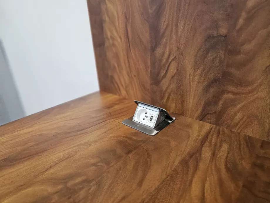 Контакти и USB конектори