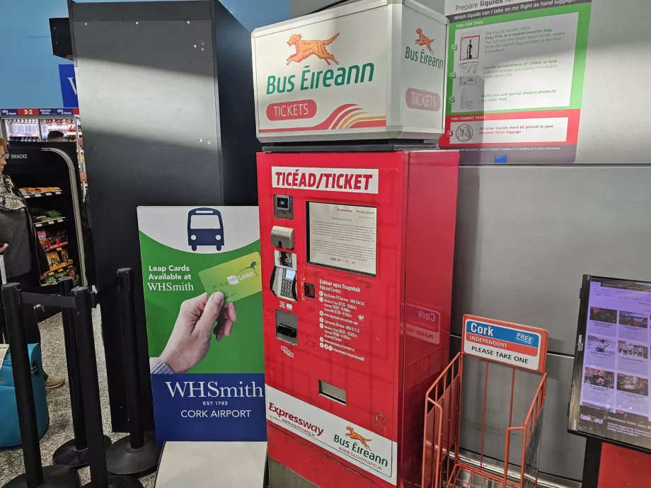 Билетен автомат в залата за пристигащи