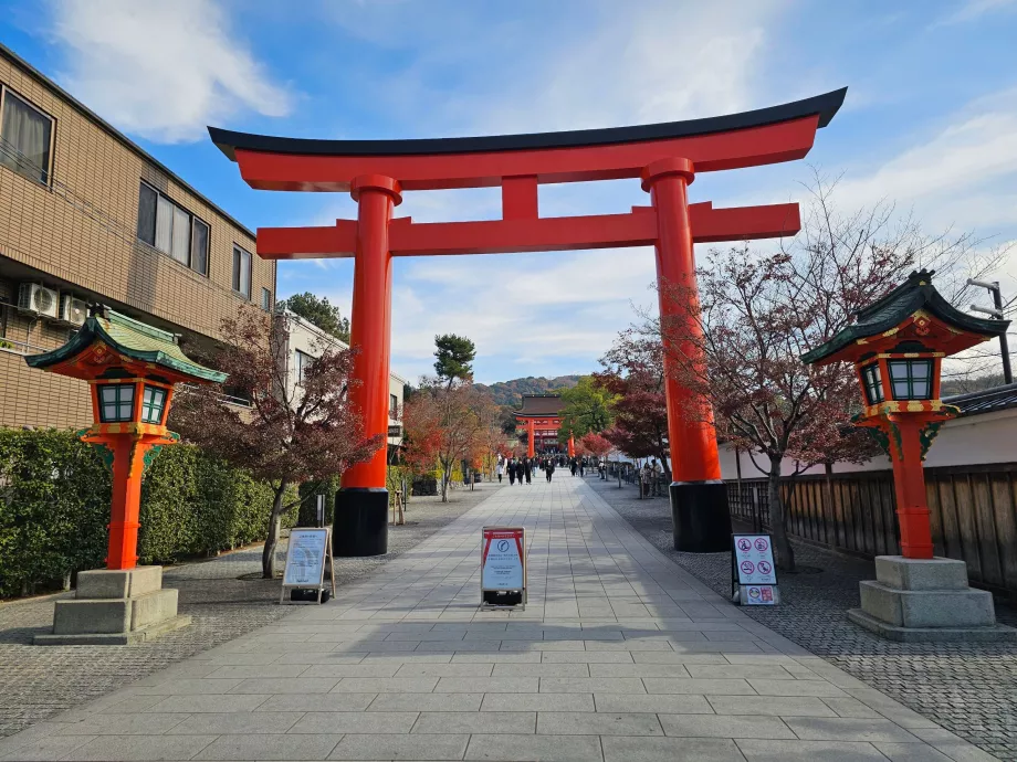 Пешеходна входна зона от жп гарите