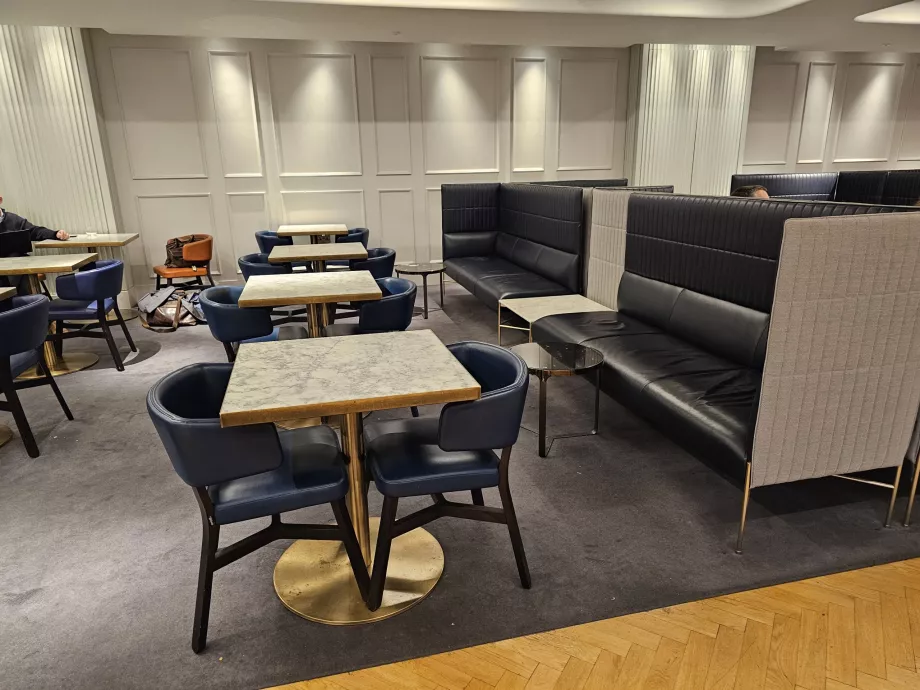 Маси за хранене на първия етаж