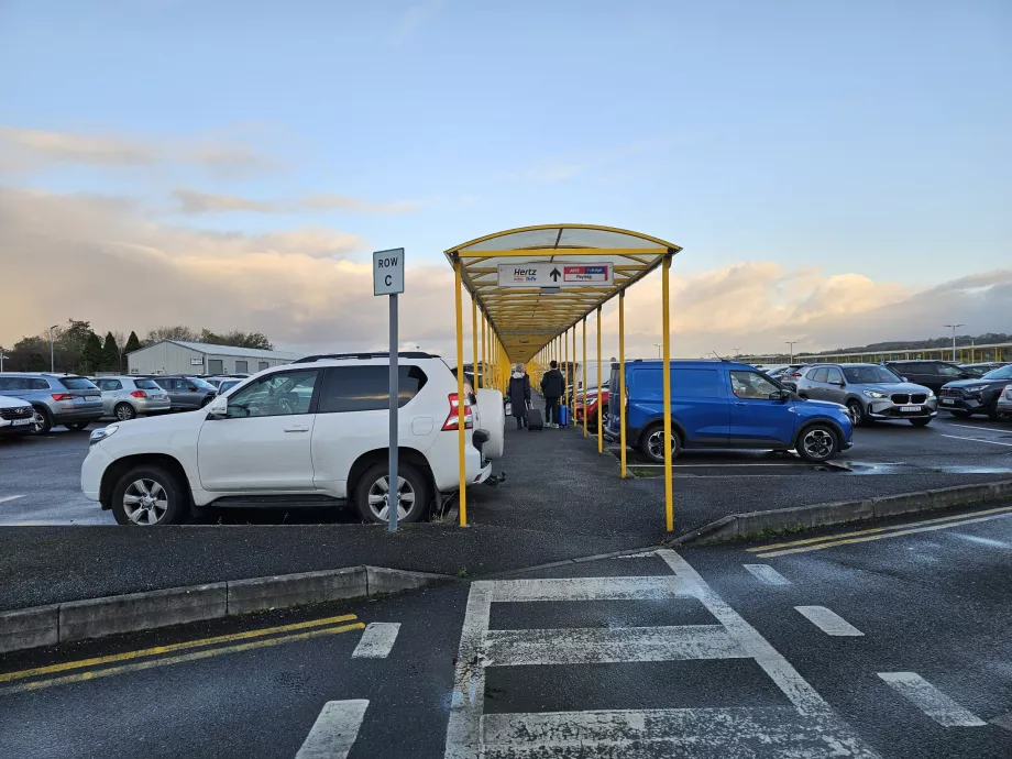 Пешеходен маршрут до фирмите за коли под наем