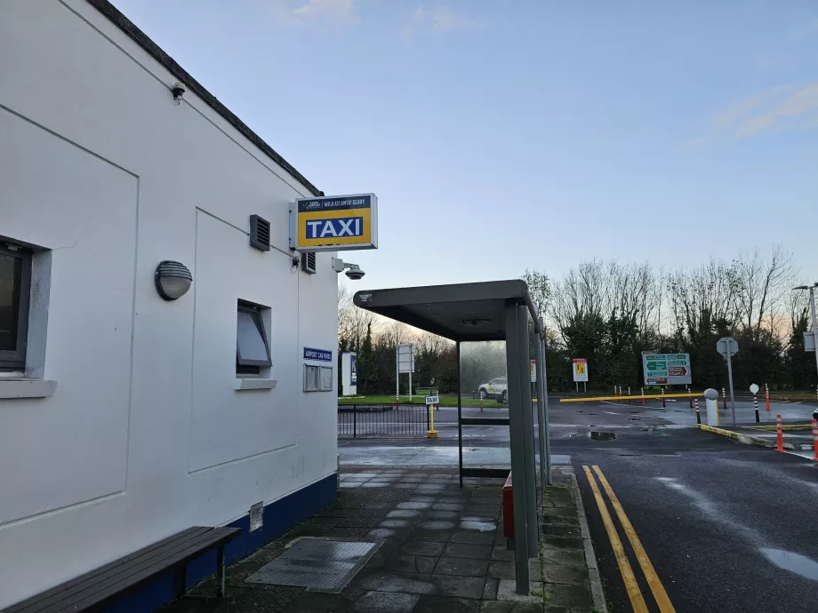 Таксиметрова стоянка и автобусна спирка