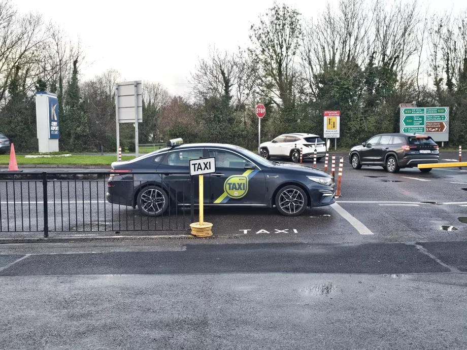 Таксиметрова стоянка пред терминала