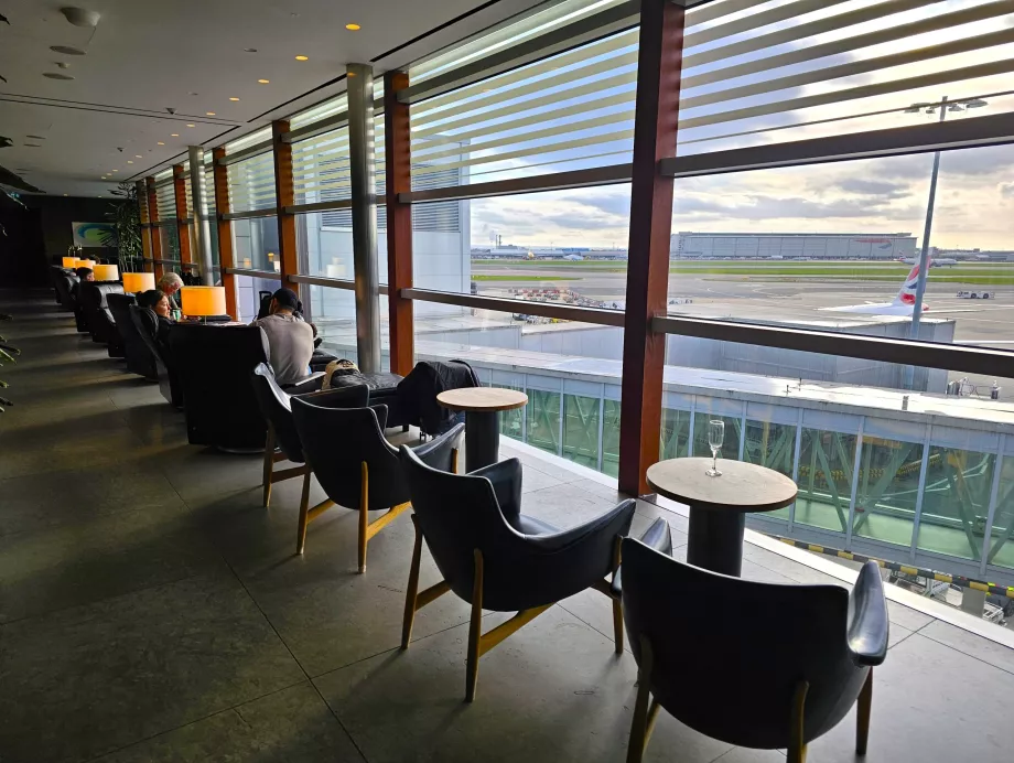 Фотьойли с изглед към асфалта