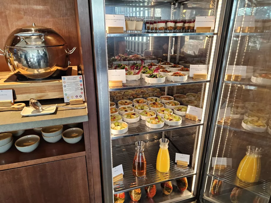 Плодове, панакота, сокове и зеленчукови салати