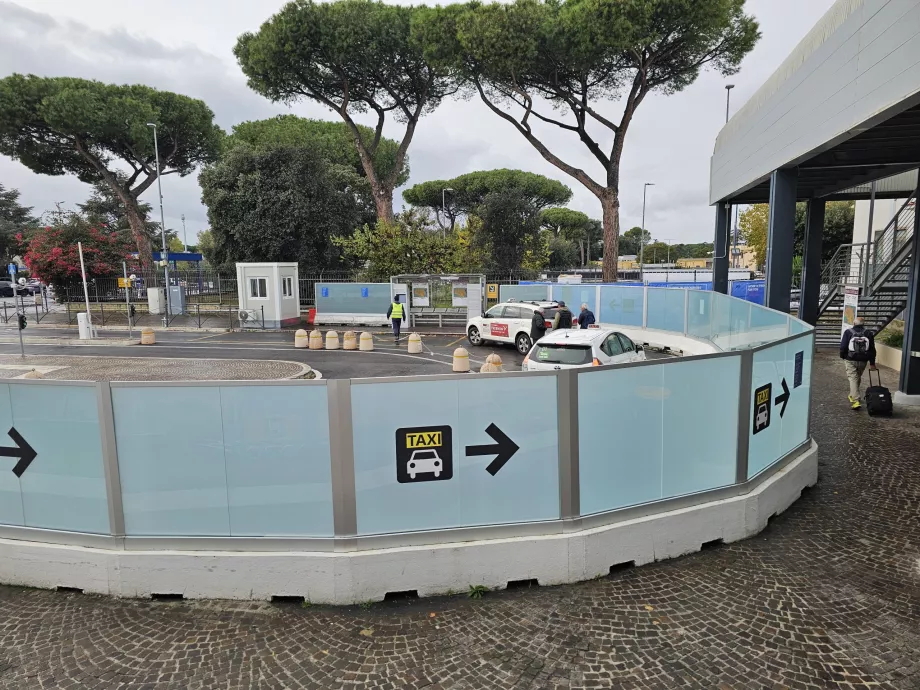 Таксиметрова стоянка пред залата за пристигащи