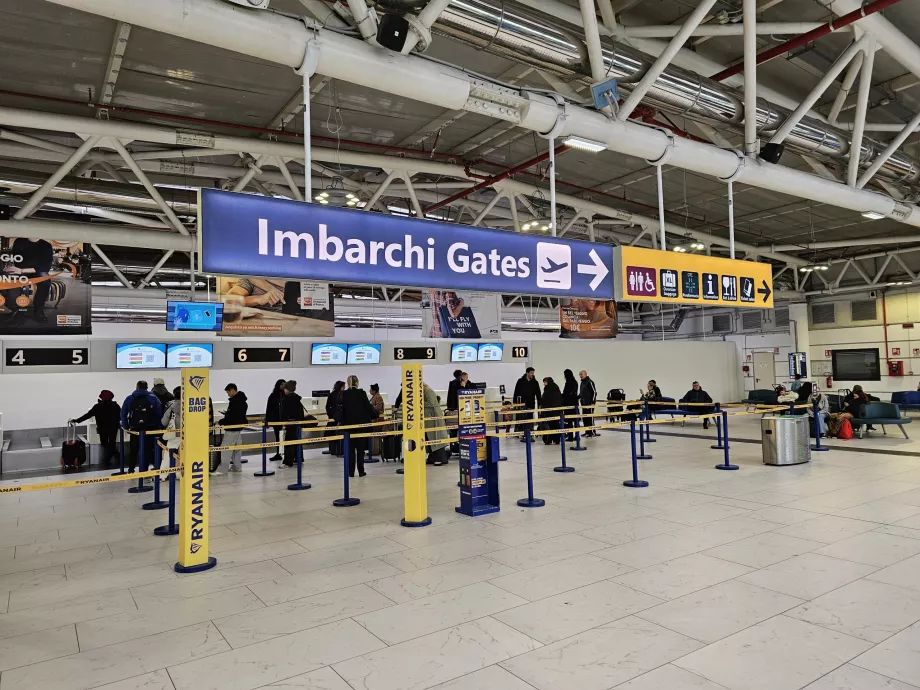 Зала за заминаващи с гишета за регистрация