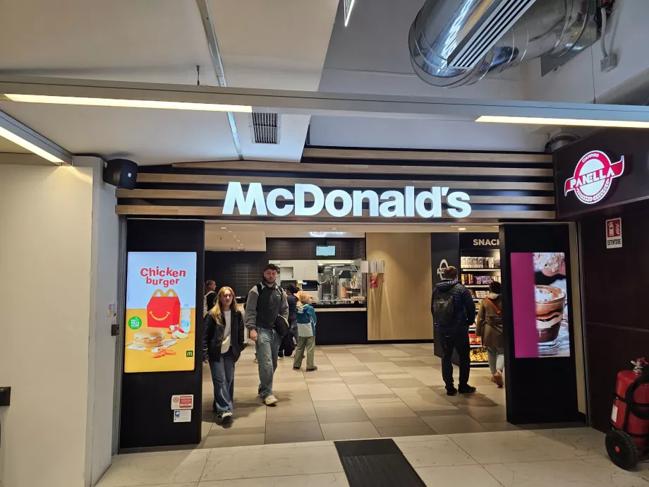 McDonald's в залата за заминаващи, обществена зона
