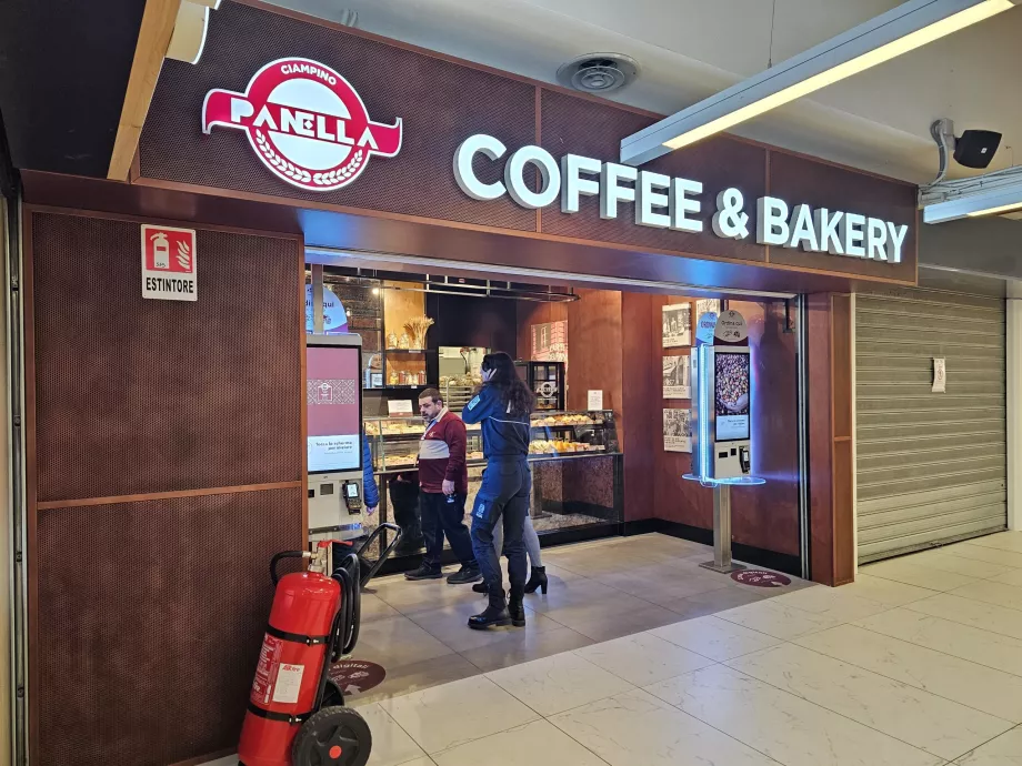 Кафене в залата за заминаване, обществена зона