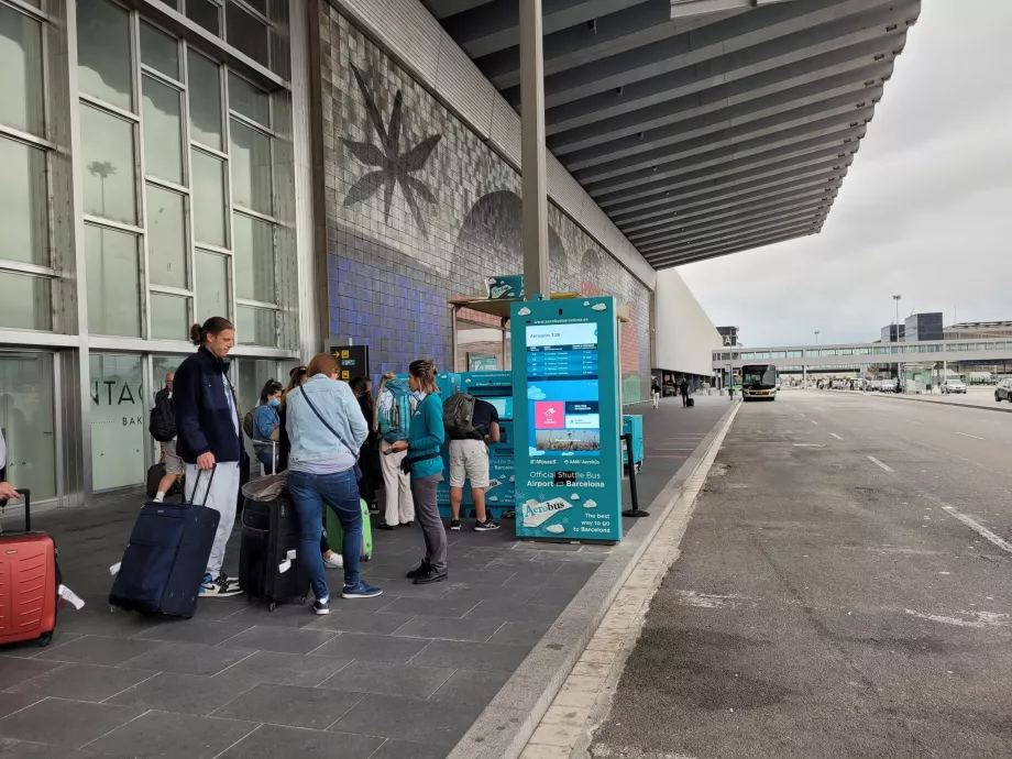 Спирка на аеробус пред Терминал 2