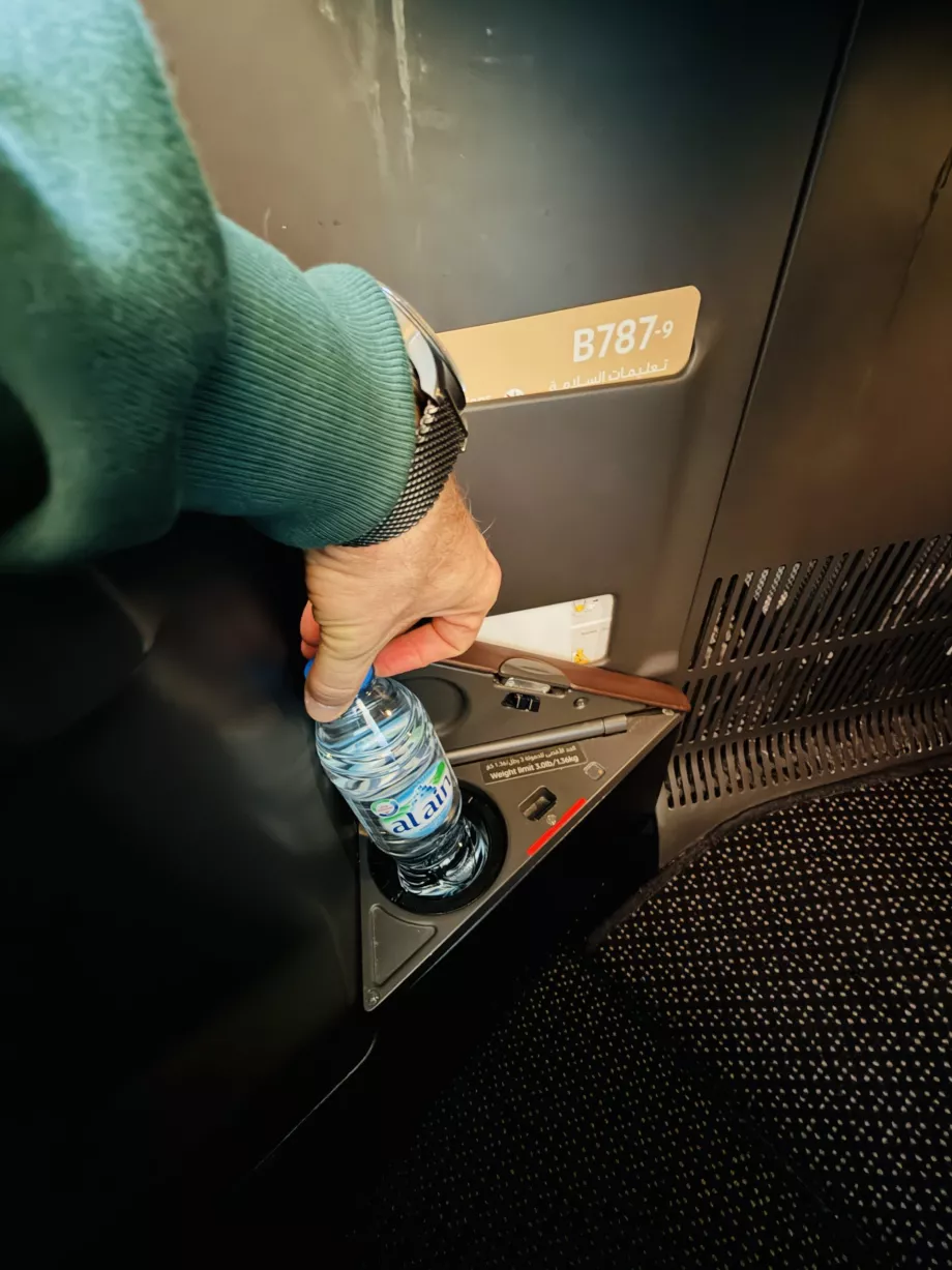 Бутилка за вода в отделението за съхранение