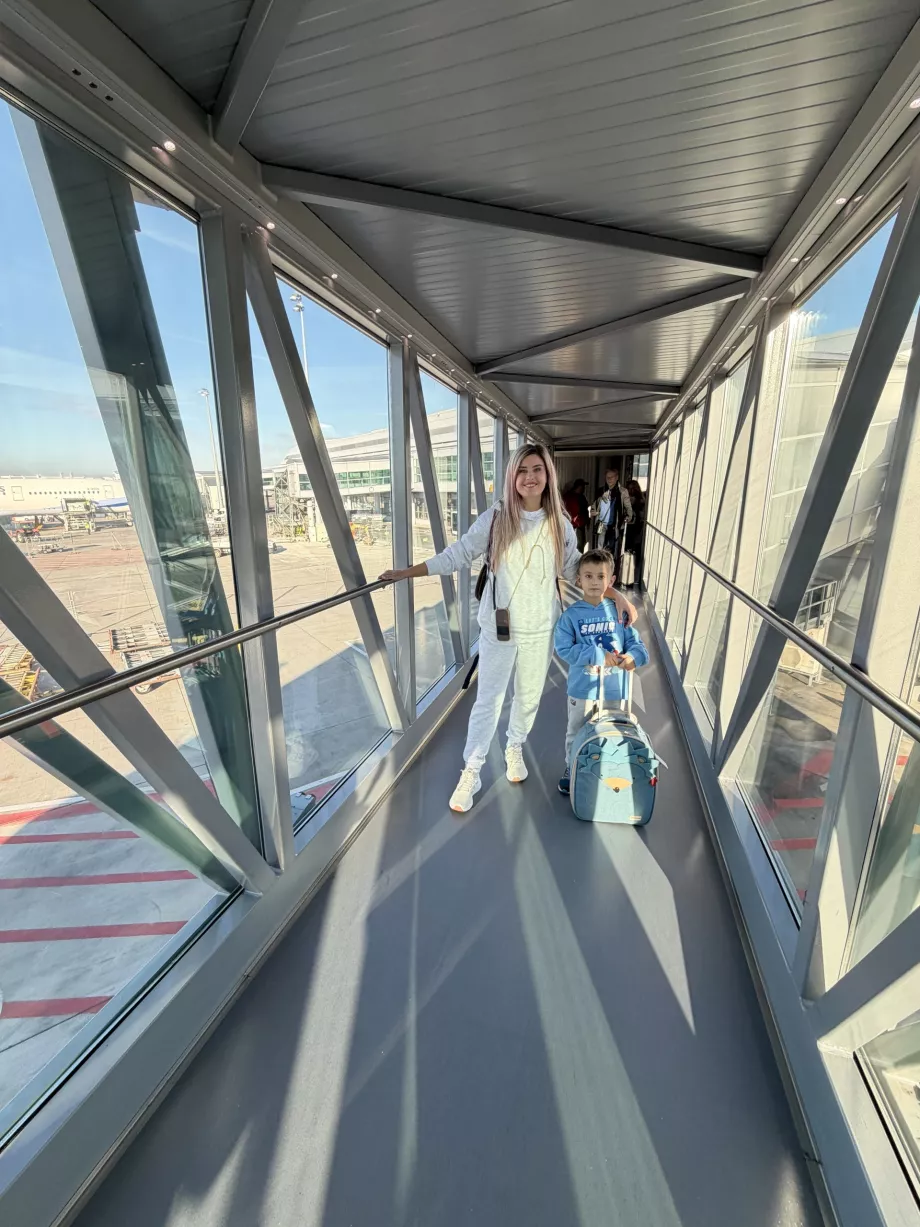 Жена с възрастен син на моста