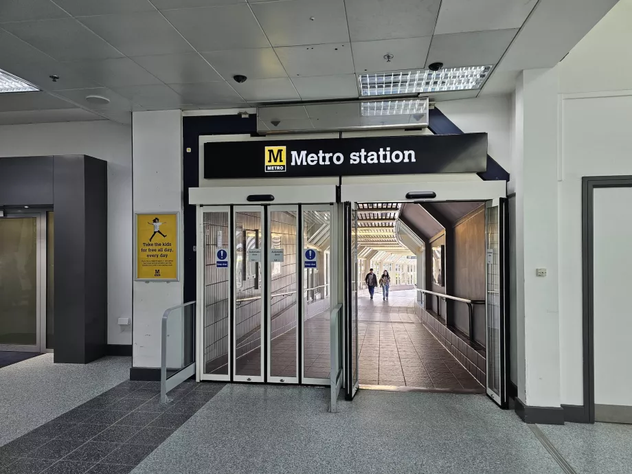 Вход към метростанцията