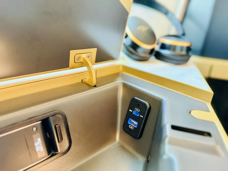 USB-C и USB-B гнезда за зареждане