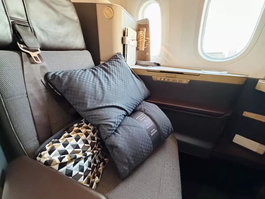 Опора за гърба, възглавница и одеяло Armani