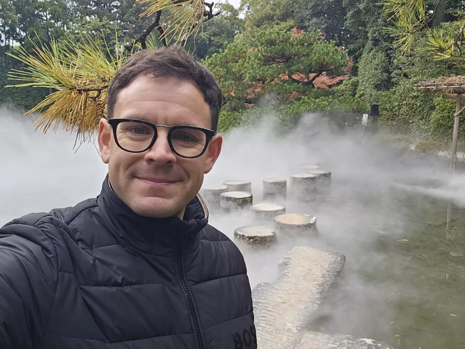 Аз в градините на светилището Хейан-Джин