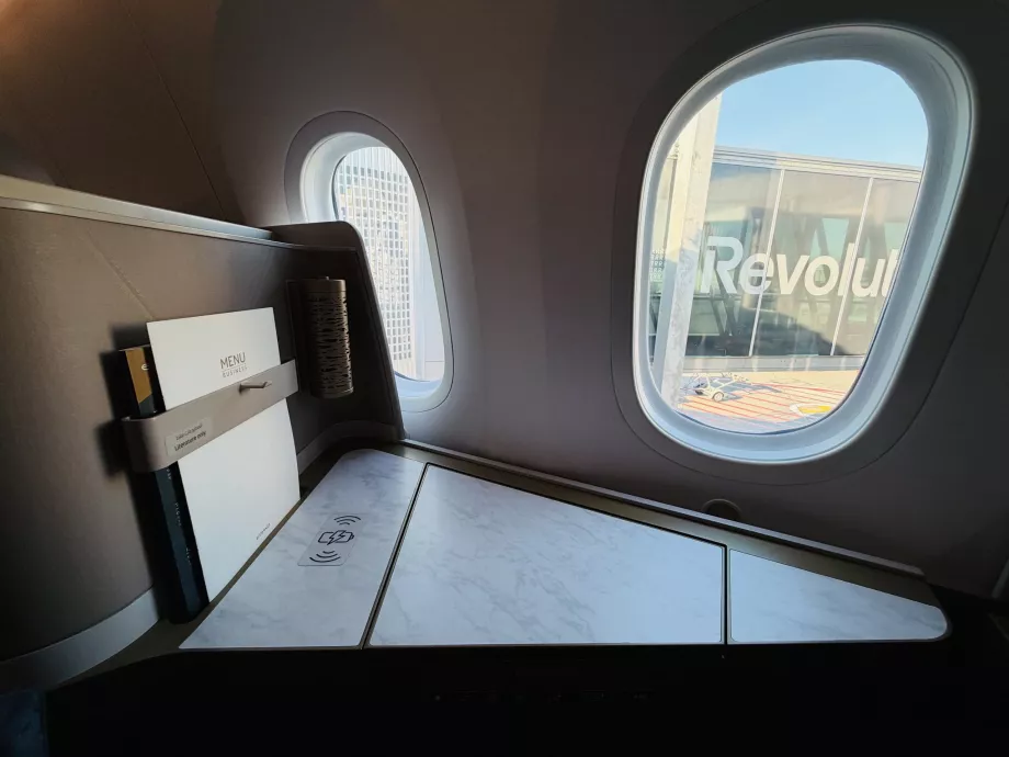 Сгъваема маса и безжично зареждане