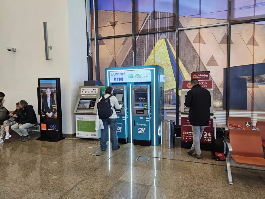 Банкомати преди паспортния контрол