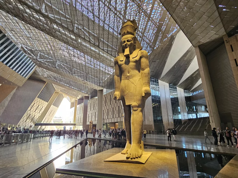 Статуя на Рамес II