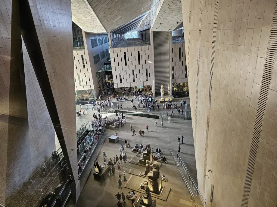 Изглед към главната зала