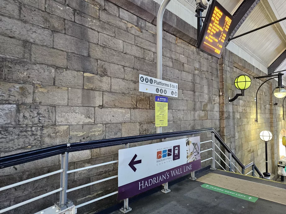 Перон на гара Hexham до Newcastle