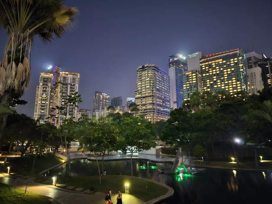 Паркът KLCC през нощта