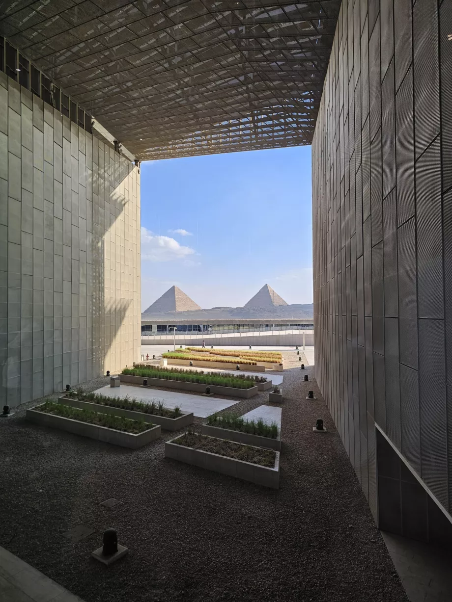 Изглед към пирамидите в Гиза