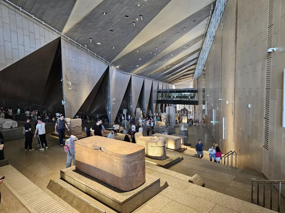 Главното стълбище на музея