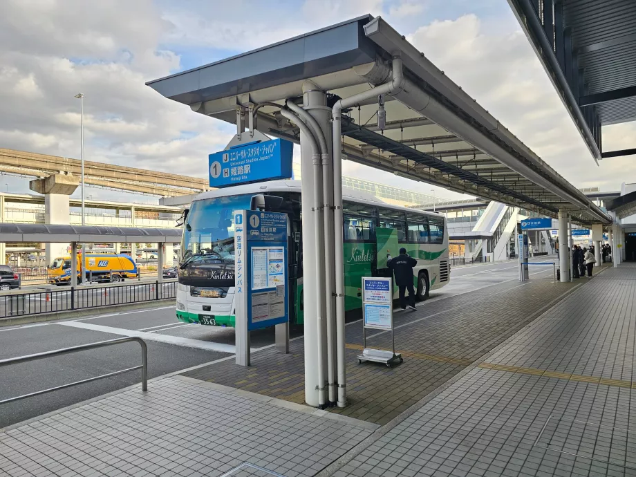 Автобус пред терминала