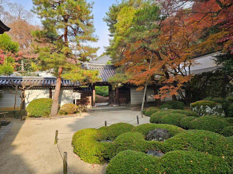 Храм Чион-ин, градини