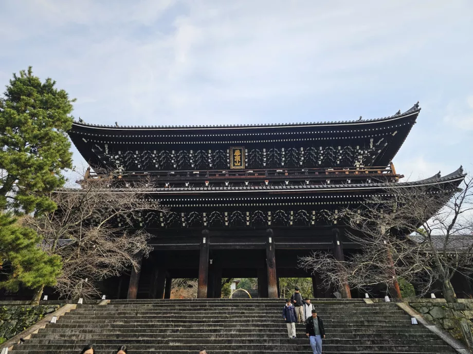 Храм Чион-ин, главна порта