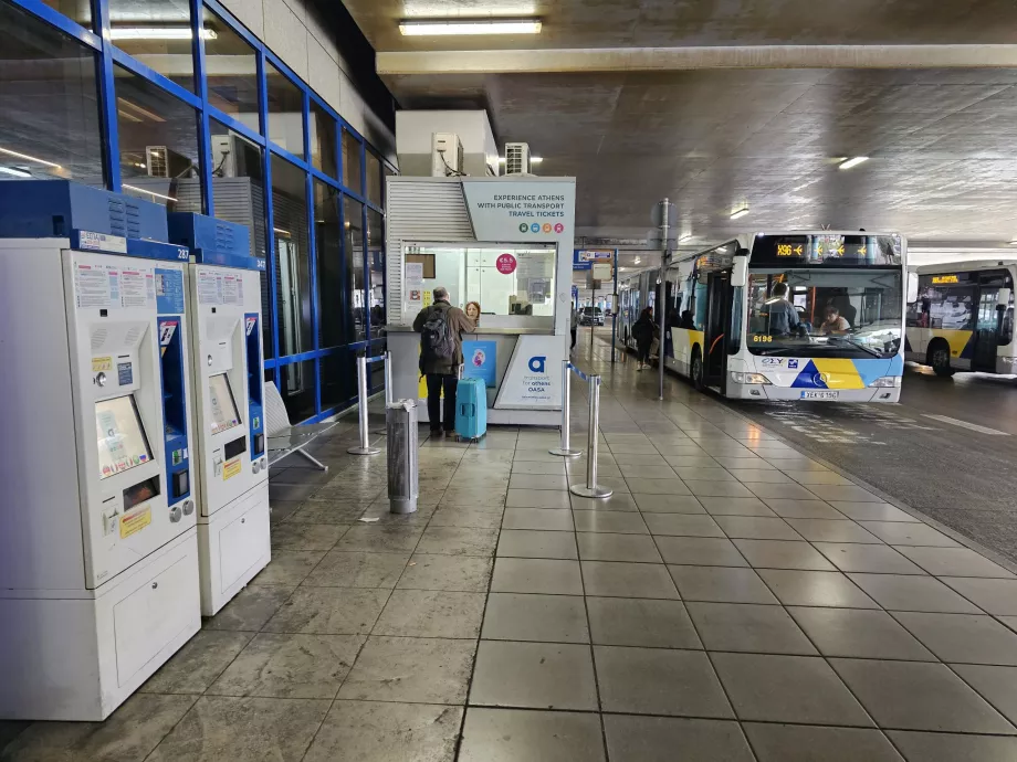 Автомати за продажба на билети и билетна каса на автобусната спирка, летище Athens Airport