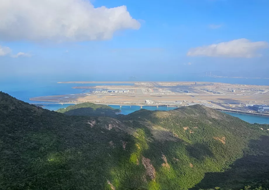 Изглед към летище HKG от кабинковия лифт