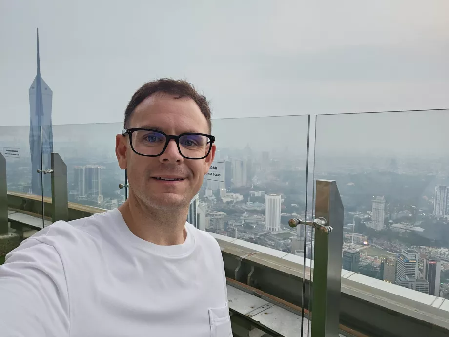 Аз на наблюдателната площадка на хотел Menara
