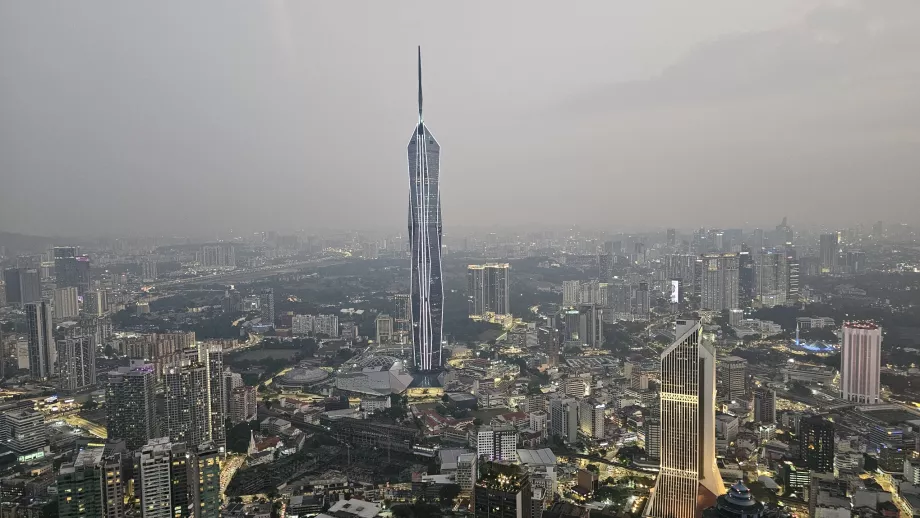 Изглед към небостъргача Merdeka 118 от кулата Menara