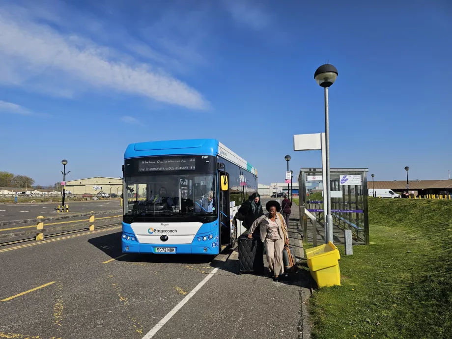 Автобусна спирка пред терминала (в посока Inverness и Nairn)
