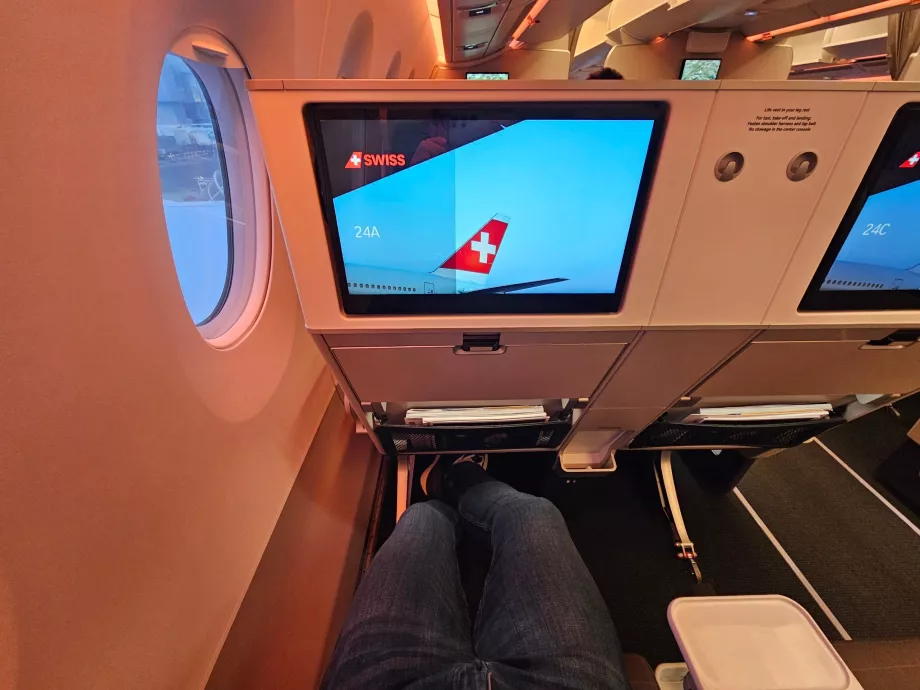 Място за краката и екран