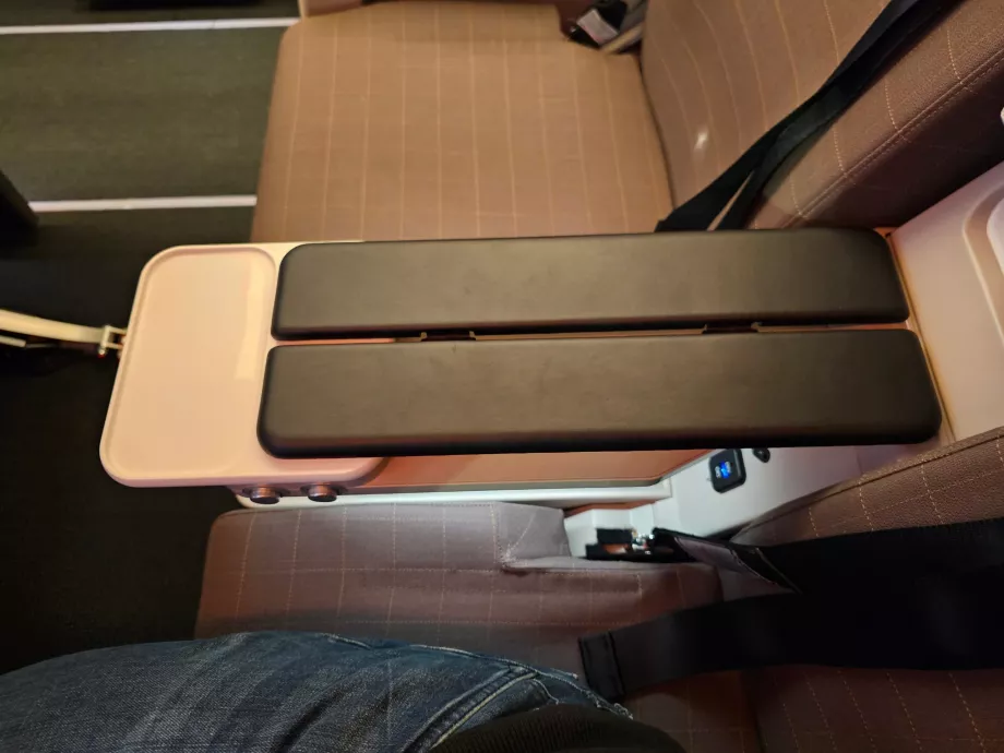 Подлакътник и място за съхранение