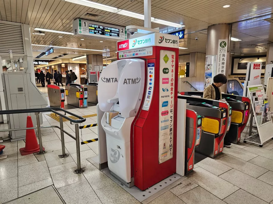 Банкомат на метростанцията