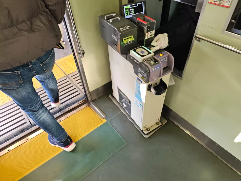 Плащане на цената на билета за трамвай при слизане от трамвая