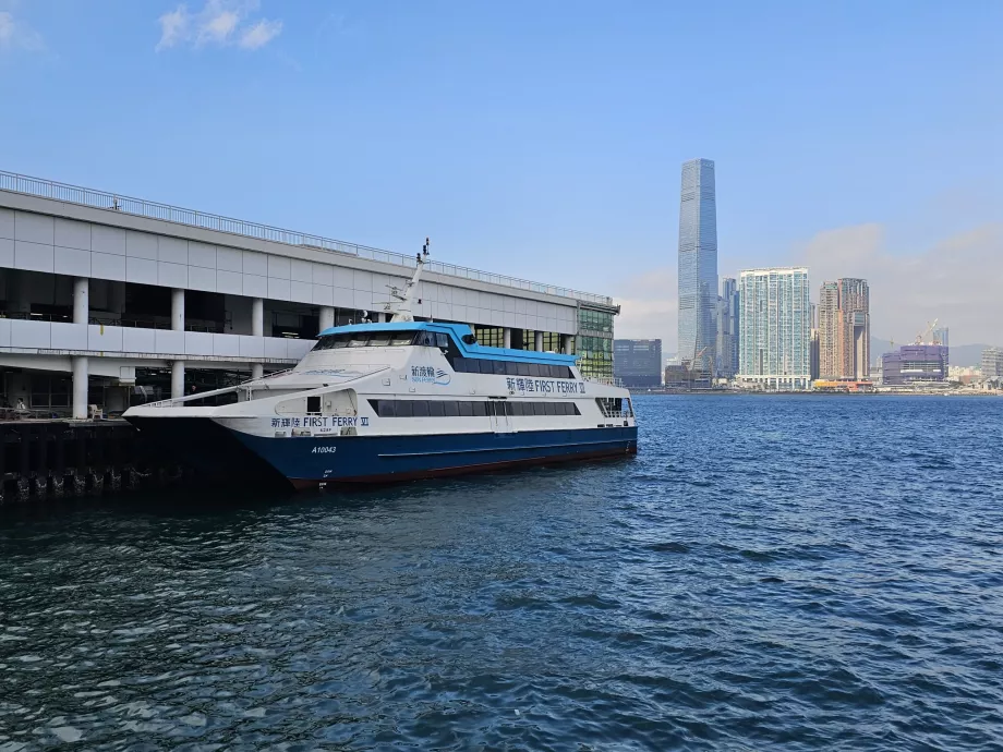 Ферибот Sun Ferry на Централния кей