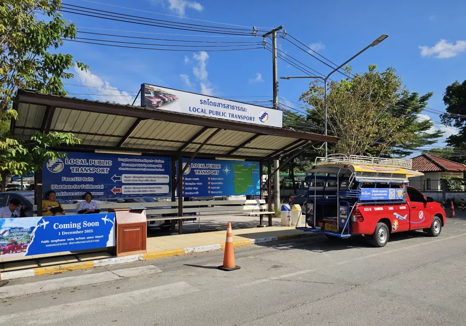 Обществен транспорт, спирка songthawe пред терминала за пристигащи