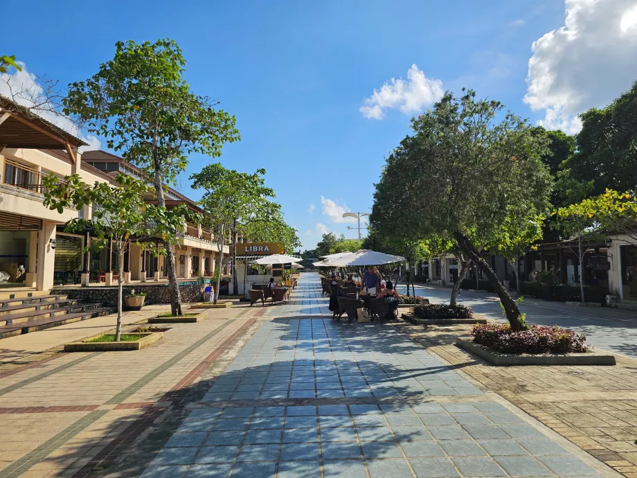 Търговска улица между залата за заминаващи и пристигащи, обществена част