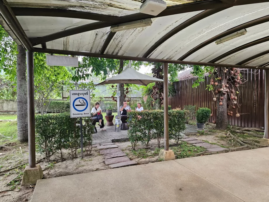 Кът за пушачи, транзитна зона, международна секция