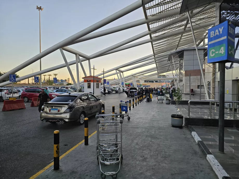 Пункт за взимане на Uber пред терминали 2 и 3