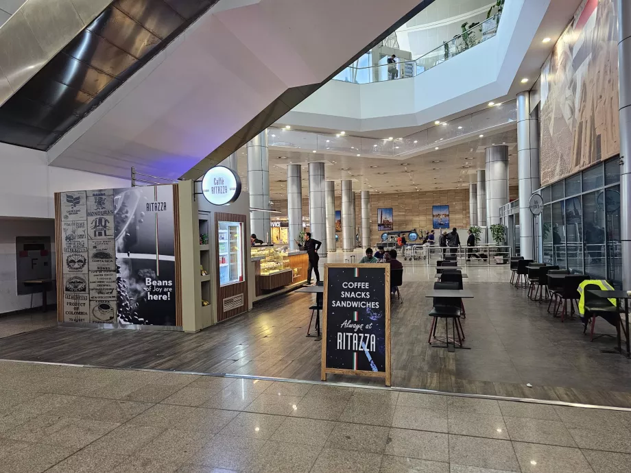 Кафене в обществената зона на Терминал 3, Пристигащи