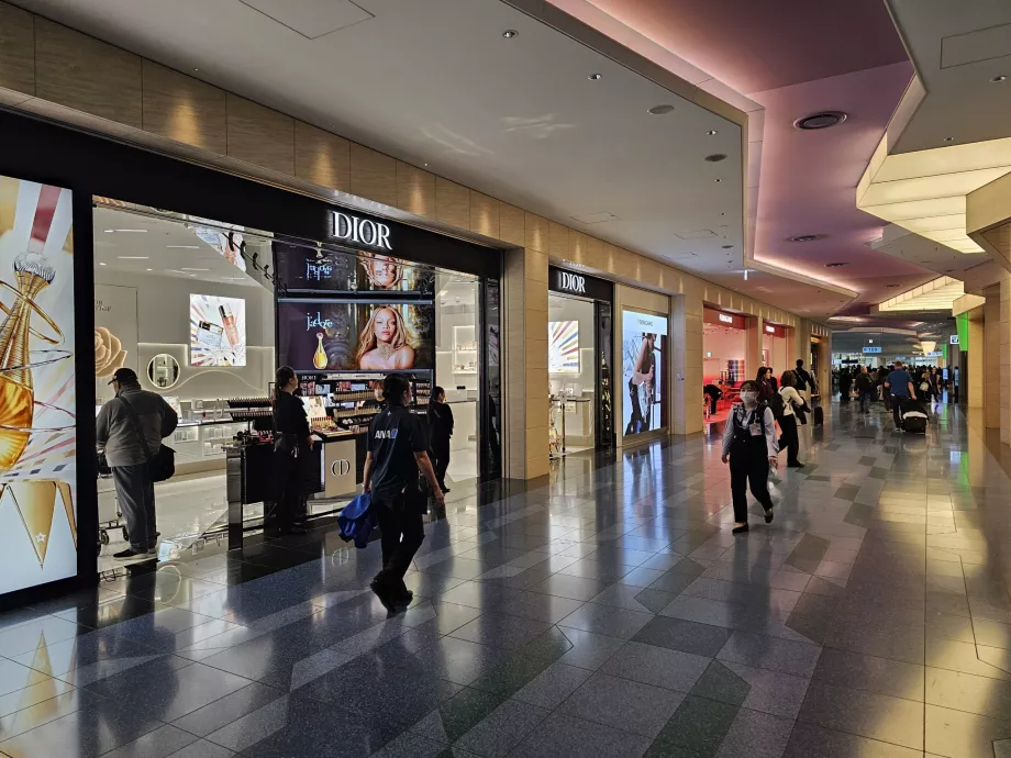 Магазини в транзитната зона на Терминал 3